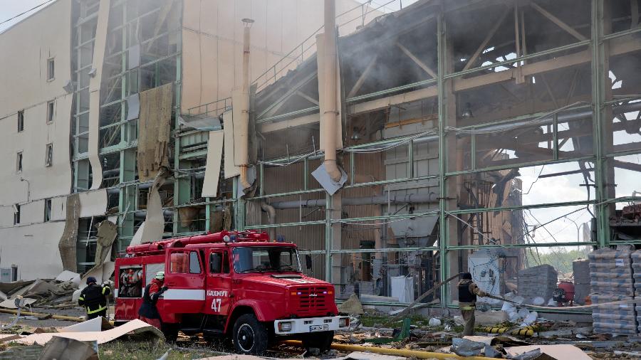 27.mai.2022 - Equipes de resgate trabalham no local de um edifício industrial danificado por um ataque em Artemivsk, na região de Donetsk, leste da Ucrânia - Serhii Nuzhnenko/Reuters