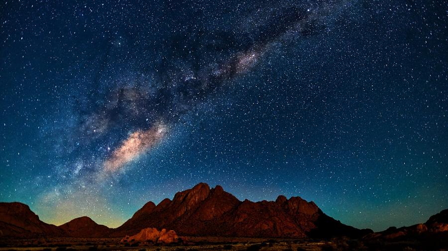 Via Láctea captada em região desértica da Namíbia. Noites escuras são melhores para observar os céus - Getty Images