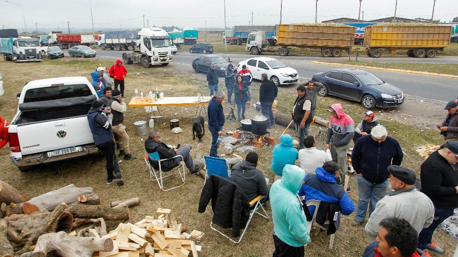 22.jun.2022 - Transportadores de carga fazem protesto em rodovia de Tucuman, na Argentina - Walter Monteros/Reuters