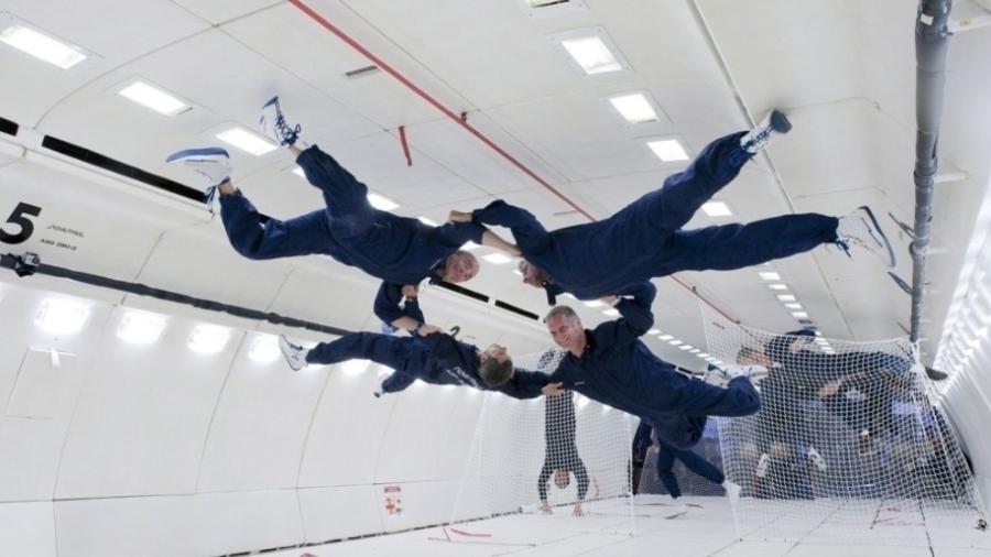 Tripulação experimenta a gravidade zero em voo - UOL