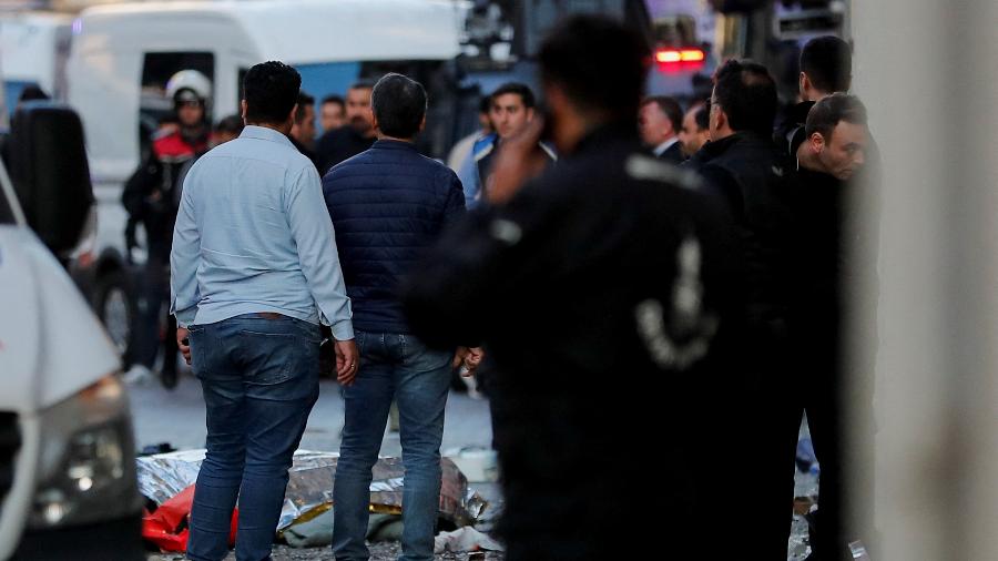 13.nov.22 - Corpos de pessoas não identificadas jaziam no chão após uma explosão na movimentada rua pedestre Istiklal em Istambul, Turquia - KEMAL ASLAN/RUETERS