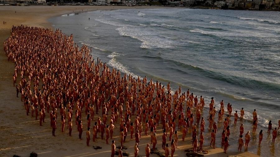 Pessoas posam nuas na praia Bondi, em Sydney, para o fotógrafo Spencer Tunick; ação quer conscientizar sobre câncer de pele - Saeed Khan/AFP