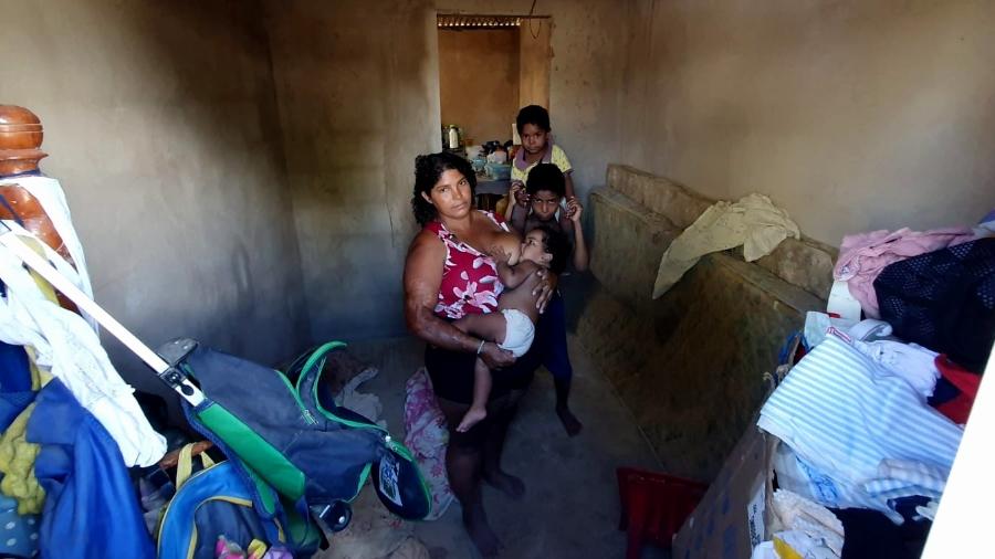 Márcia com quatro de seus seis filhos na Vila Emater, em Maceió  - Carlos Madeiro/UOL