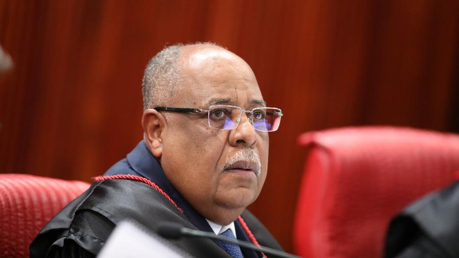27.jun.2023 - Ministro Benedito Gonçalves, relator da ação contra o ex-presidente Jair Bolsonaro (PL) no TSE (Tribunal Superior Eleitoral) em sessão plenária