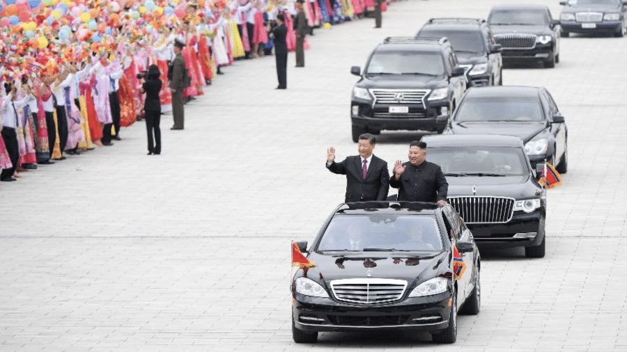 Kim Jong-un costuma ser sido visto andando em limusines da alemã Mercedes-Benz
