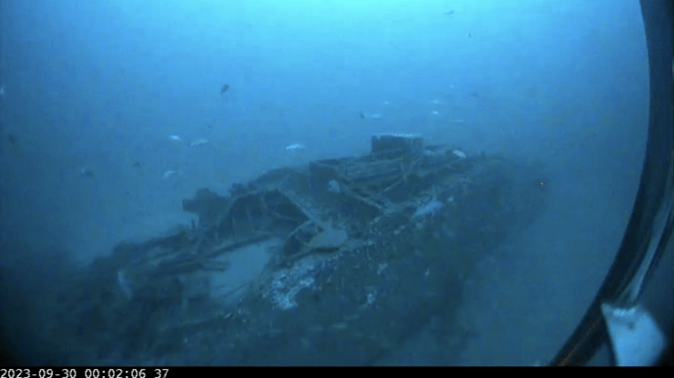 Imagem de câmera subaquática da investigação sobre o navio SS Nemesis