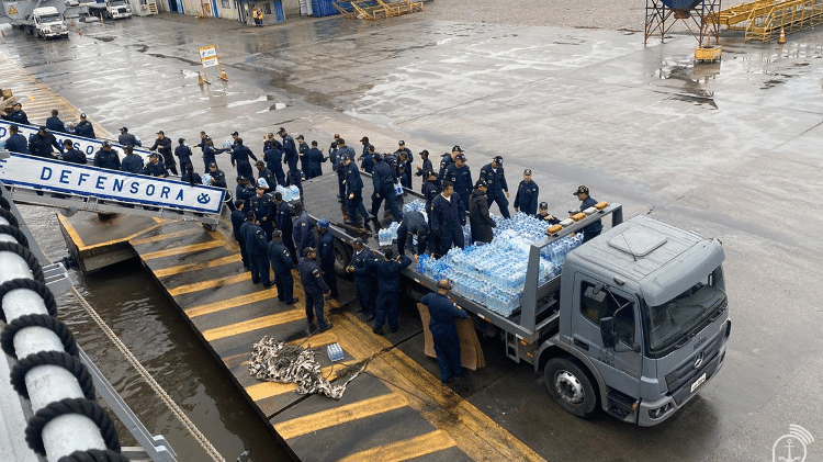 Militares descarregam navio com donativos para o Rio Grande do Sul