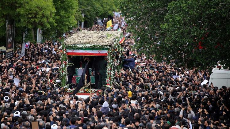 Multidão acompanha cerimônia fúnebre do falecido presidente iraniano Ebrahim Raisi em Tabriz, província do Azerbaijão Oriental, no Irã , 21 de maio de 2024.