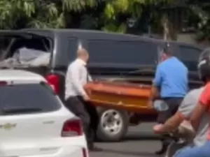 Caixão é retirado de avenida após cair de carro funerário em Goiás