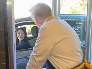 'Não deixe os EUA virarem o Brasil', diz brasileira a Trump no McDonald's