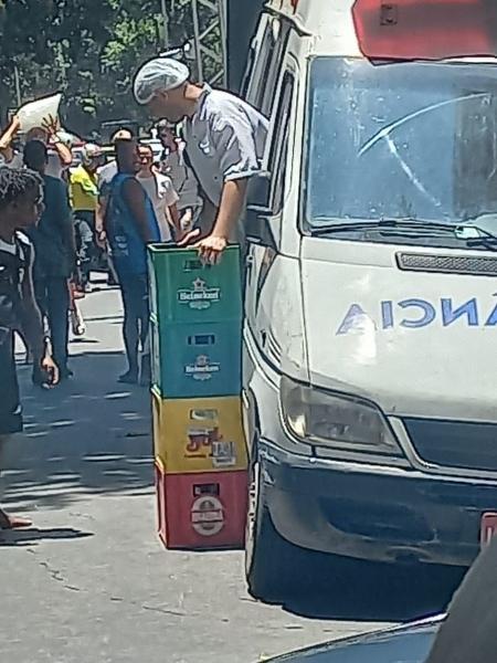 Bebidas da ambulância também foram apreendidas.