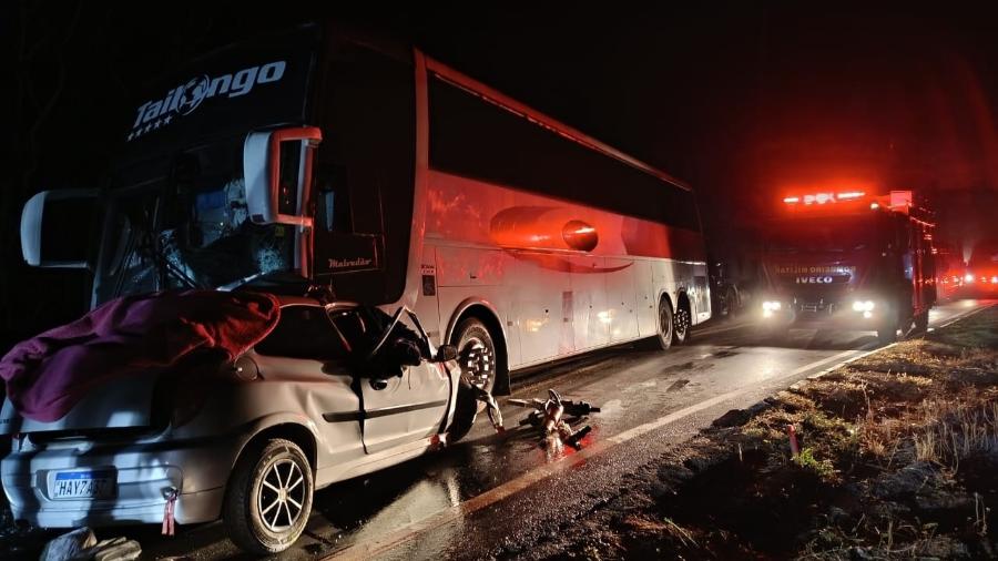 Acidente entre ônibus de romeiros e carro deixa cinco mortos em MG