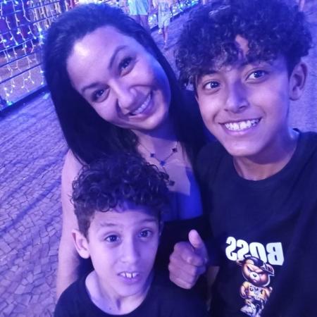 Camila com seus filhos, Ryan e Renan