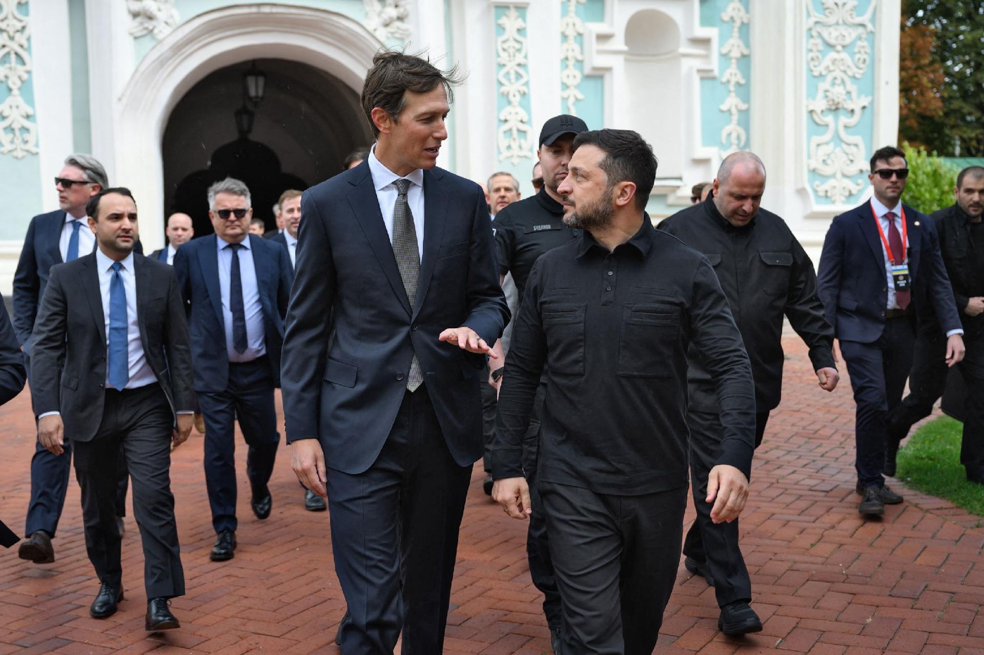 6.set.2026 - O presidente da Ucrânia, Volodymyr Zelensky (centro-direita), e o enviado especial dos EUA, Jared Kushner (centro-esquerda), visitam a Catedral de Santa Sofia em Kiev - undefined