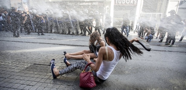 Policiais usaram um canhão de água para dispersar ativistas dos direitos LGBT antes da Parada Gay no centro de Istambul, na Turquia, em 28 de junho. A polícia também disparou balas de borracha para dispersar a multidão