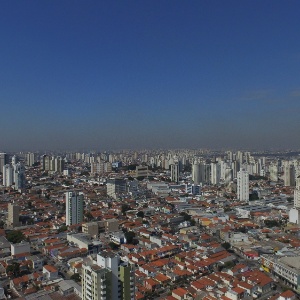 5.ago.2015 - Camada de poluição encobre a cidade de São Paulo - Luiz Guarnieri/Brazil Photo Press/Estadão Conteúdo