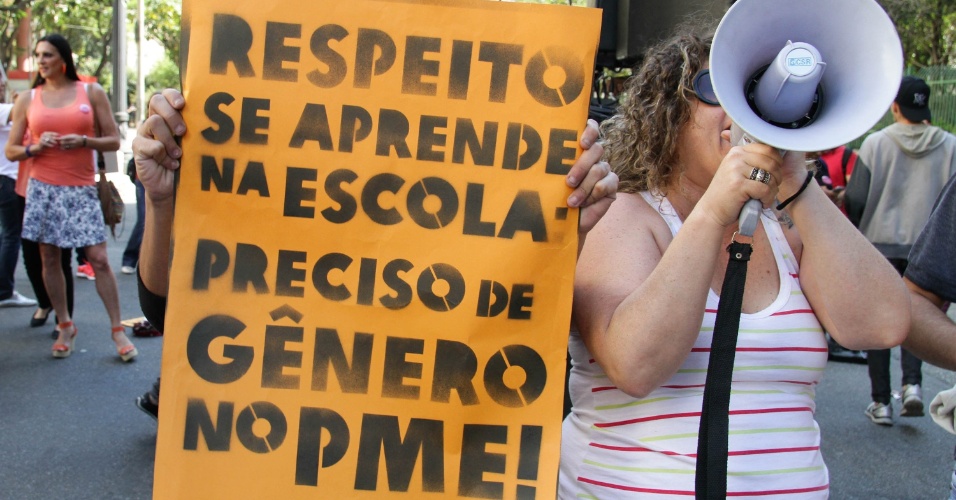 11.ago.2015 - Manifestantes contrários e a favor da inclusão das identidades de gênero ao PME (Plano Municipal da Educação), que será votado na tarde desta terça-feira, protestam em frente à Câmara Municipal de São Paulo (SP)