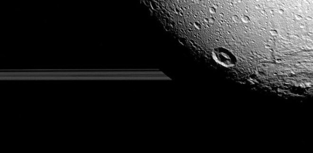  A sonda Cassini, que conseguiu chegar até Saturno, enviou nesta semana suas últimas fotos de uma das luas do planeta gigantesco e gasoso, Dione. - Nasa