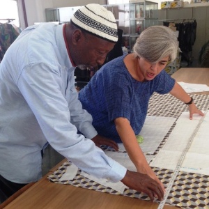 Projeto em Milão, na Itália, capacita refugiados que já trabalhavam com costura em seus países de origem - BBC Brasil