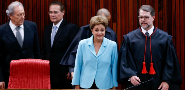 A presidente Dilma Rousseff participa, ao lado do presidente do TSE, ministro Dias Toffoli, em solenidade em maio - Pedro Ladeira - 28.mai.2015 /Folhapress