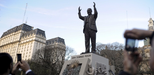 Pedestres tiram fotos da recém-inaugurada estátua do presidente Juan Perón, em Buenos Aires, na Argentina - Pedro Lazaro Fernández/Reuters