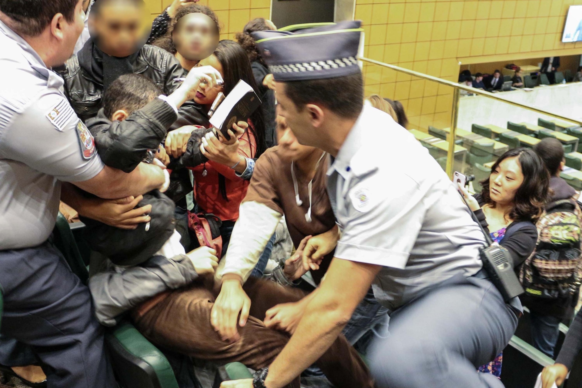 1º.mar.2016 - Estudantes são retirados à força pela Policia Militar de dentro da Alesp (Assembleia Legislativa do Estado de São Paulo). Os manifestantes, que protestavam contra a "máfia da merenda", foram encaminhados para 36º Distrito Policial. O Deputado Coronel Telhada exigiu a retirada deles, após alegar ter sido ofendido pelos mesmos - Rogério Padula/Futura Press/Estadão Conteúdo