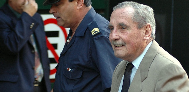 4.dez.2007 - O ex-ditador uruguaio Gregorio Álvarez (dir.) - Pablo Porciuncula/ AFP