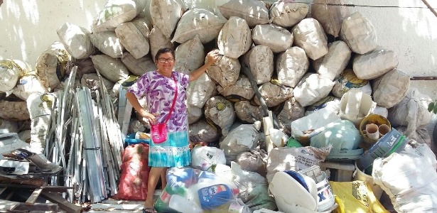 Dona Isabel com os materiais recicláveis que arrecadou  - Arquivo pessoal