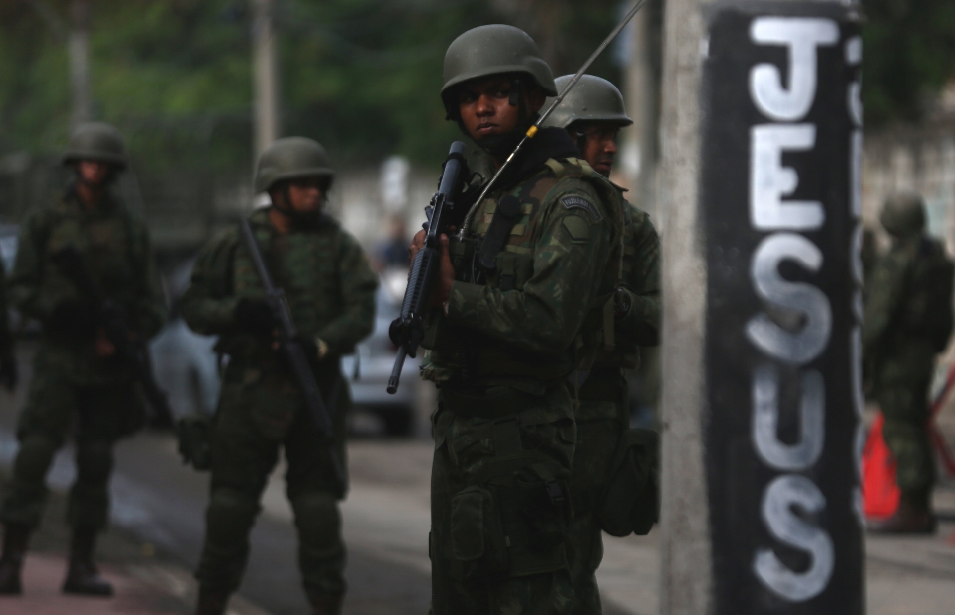 20.fev.2018 - Membros das Forças Armadas fazem patrulha na favela Kelson's, na zona norte do Rio de Janeiro. A favela é vizinha do CIAA (Centro de Instrução Almirante Alexandrino), da Marinha - Pilar Olivares/Reuters