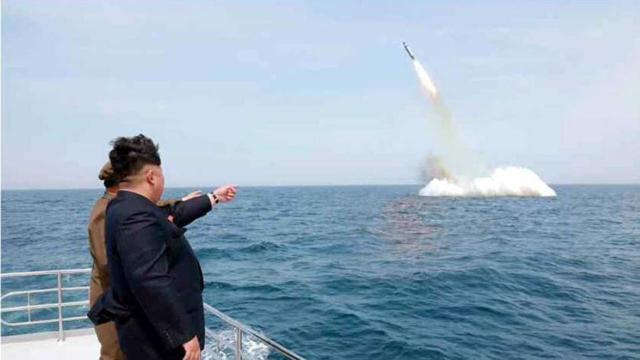 Jong-un acompanha lançamento de míssil balístico na costa da Coreia do Norte - KCNA/Efe