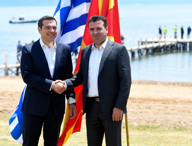 O primeiro-ministro da Grécia, Alexis Tsipras (à esq.) e o primeiro-ministro da Macedônia, Zoran Zaev (à dir.) assinam acordo que encerra disputa pelo nome Macedônia - Maja Zlatevska/AFP