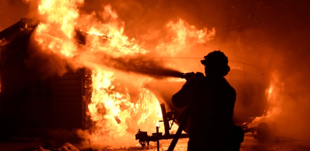Bombeiros tentam apagar incêndio florestal que atingiu casa na Califórnia - Gene Blevins/Reuters