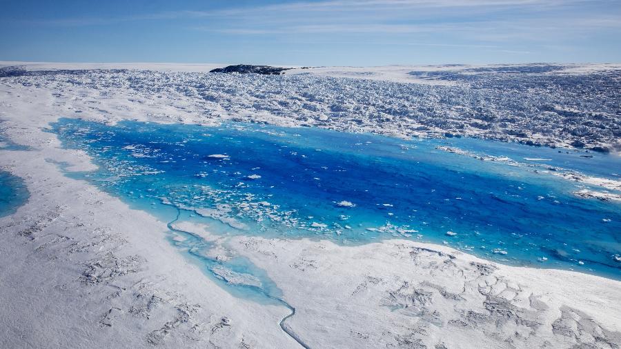 Marcas do derretimento do gelo sobre glaciares na Groelândia - LUCAS JACKSON/Reuters