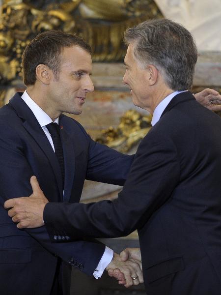 Macron (esq.) disse que Bush era "um grande líder e um apoio firme da aliança com a Europa" - Javier Gonzalez Toledo/AFP
