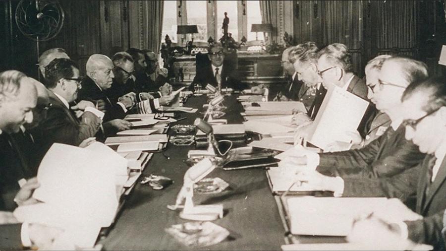 Mesa no Palácio das Laranjeiras durante a edição do AI-5 pelo então presidente general Costa e Silva - Arquivo/Folhapress