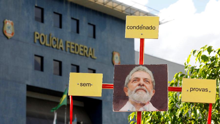 Placa a favor de Lula diante da sede da Polícia Federal em Curitiba, onde ele está preso - Rodolfo Buhrer/Reuters