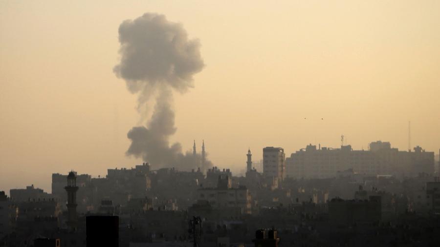 Fumaça sobre edifícios na Faixa de Gaza durante um ataque aéreo israelense no enclave palestino - MOHAMMED ABED / AFP