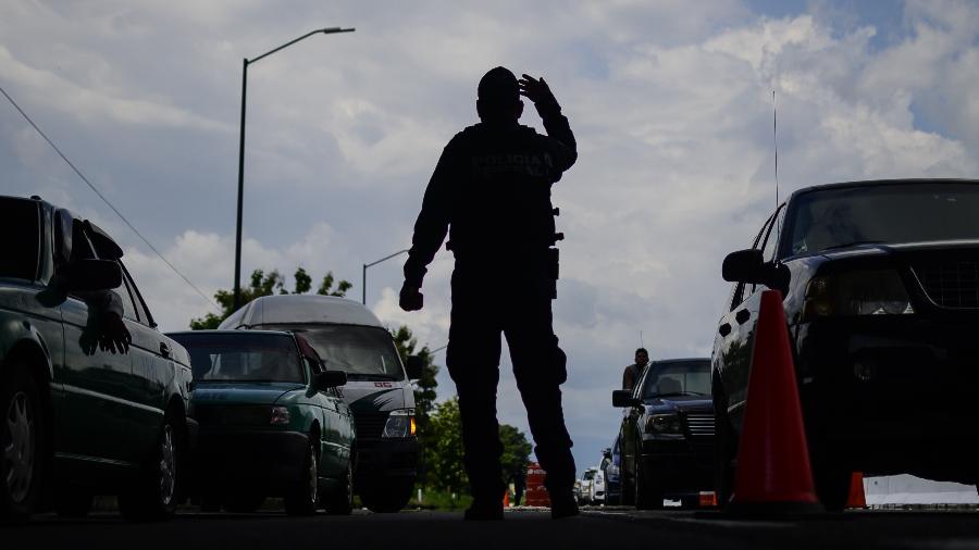 Autoridades receberam primeiro alerta do confronto no sábado, quando uma ligação relatou a presença de corpos em uma estrada rural - Pedro Pardo/AFP
