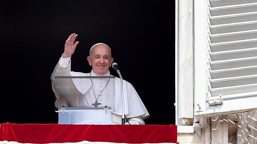 O papa Francisco acena para os fiéis na praça de São Pedro, no Vaticano, durante o Angelus - Tiziana Fabi/AFP