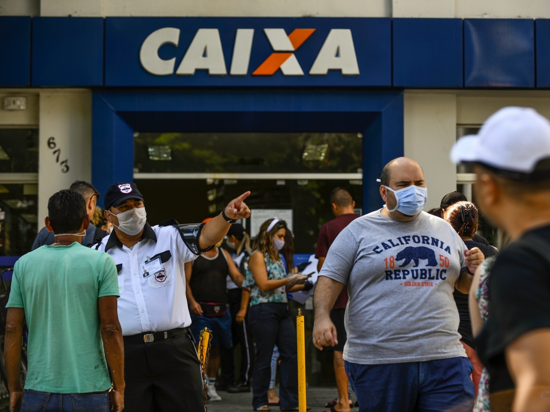 Centralizar auxílio de R$ 600 na Caixa criou fila e atraso, dizem analistas