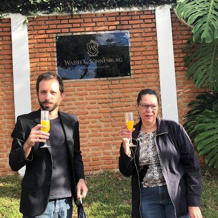 Heloísa de Carvalho, filha de Olavo de Carvalho, posou em frente à casa onde Queiroz foi encontrado para celebrar a prisão do ex-assessor - Reprodução/Instagram