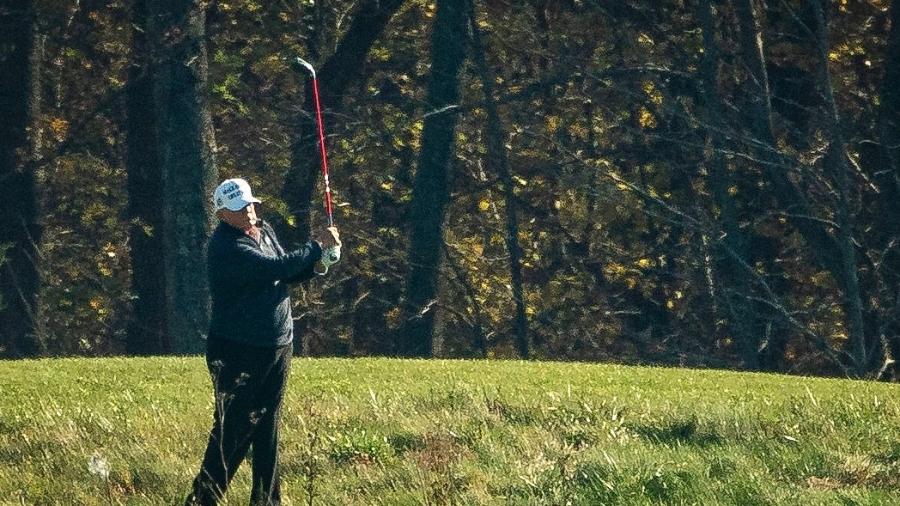 Donald Trump jogava golfe na Virgínia no momento em que a imprensa anunciou vitória de Jode Biden no sábado (7) - Al Drago/Getty Images