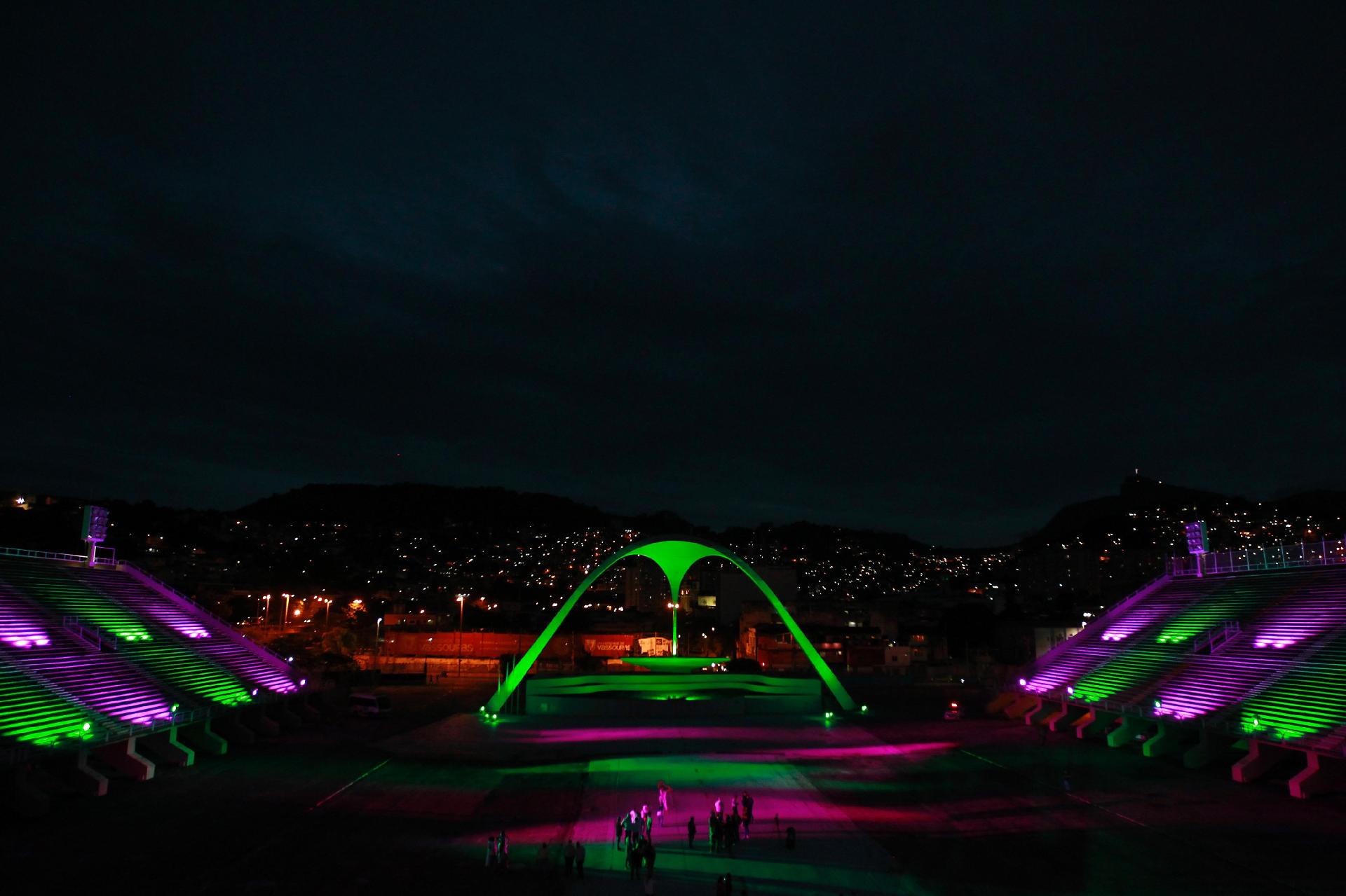 12 fev. 2021 - O sambódromo do Rio de Janeiro iluminado em homenagem às vítimas da covid-19 - LUCIANO BELFORD/ESTADÃO CONTEÚDO