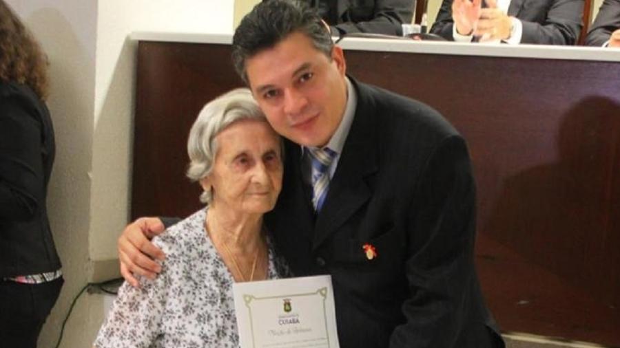 Leonardo de Oliveira ao lado da avó Maria Benedita Martins de Oliveira - Reprodução/Arquivo Pessoal