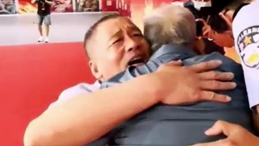 Cena do vídeo em que pai e filho se encontram - Divugação/Xinhua