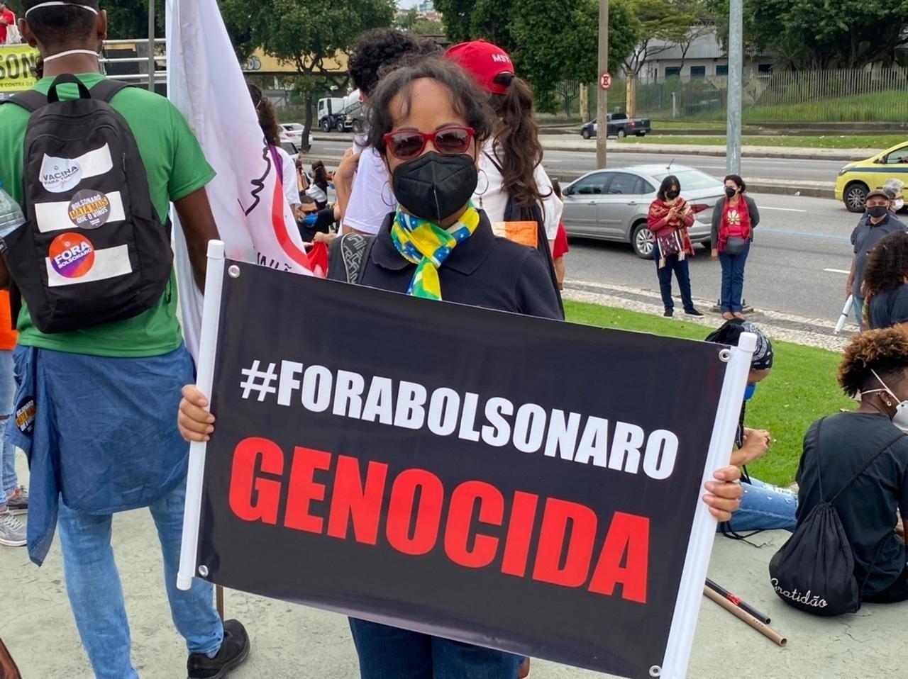 Manifestantes se mobilizam na avenida Presidente Vargas, centro do Rio, para ato contra o presidente Jair Bolsonaro - Herculano Barreto Filho/UOL