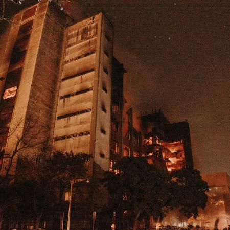 Incêndio em prédio da Secretaria de Segurança Pública (SSP) do Rio Grande do Sul, deixou dois bombeiros desaparecidos - RODRIGO ZIEBELL/FRAMEPHOTO/ESTADÃO CONTEÚDO