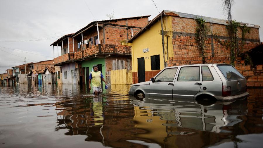 Carro encoberto por enchente em rua de Marabá, no Pará - Ueslei Marcelino/Reteurs