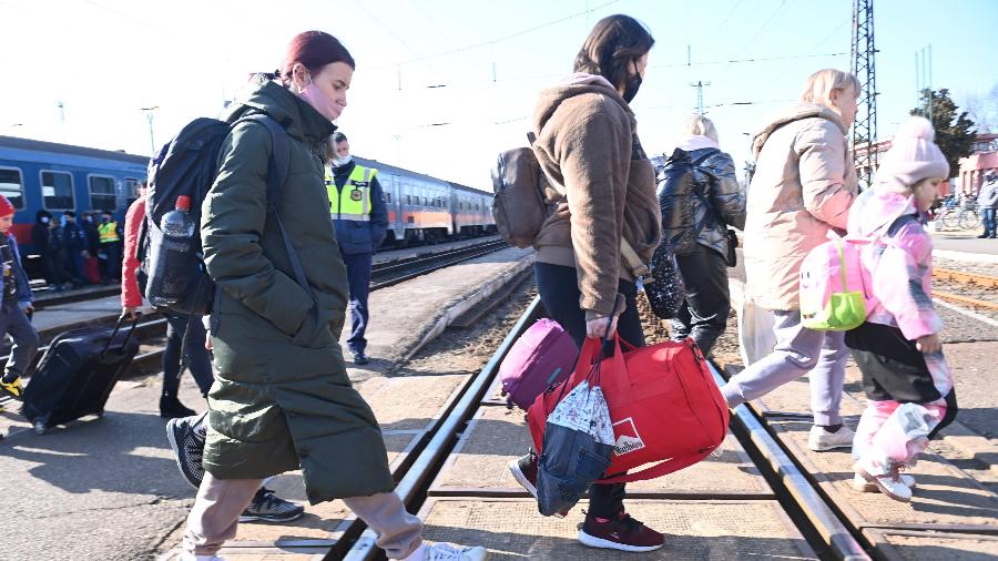 Refugiados chegaram neste domingo (27) a Záhony, cidade húngara na fronteira com a Ucrânia - Attila Kisbenedek/AFP