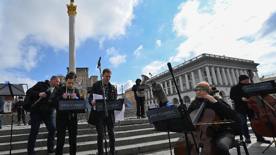 Orquestra Sinfônica Clássica de Kiev ensaia na Praça da Independência  - Sergei Supinsky/AFP